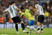 Rodrygo tenta se livrar de dois adversários no Monumental de Nuñez  Rafael Ribeiro / CBF (Foto: CBF)