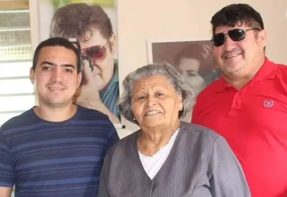 Mamãe ladeada pelos filhos Lucas Stefano e Lívio Stefano