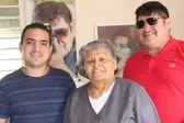 Mamãe ladeada pelos filhos Lucas Stefano e Lívio Stefano (Foto: )