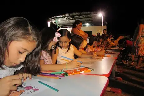 Crianças pintando