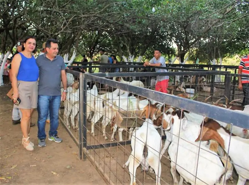 Prefeito Genival Bezerra acompanhado da primeira-dama Lêda Miranda.