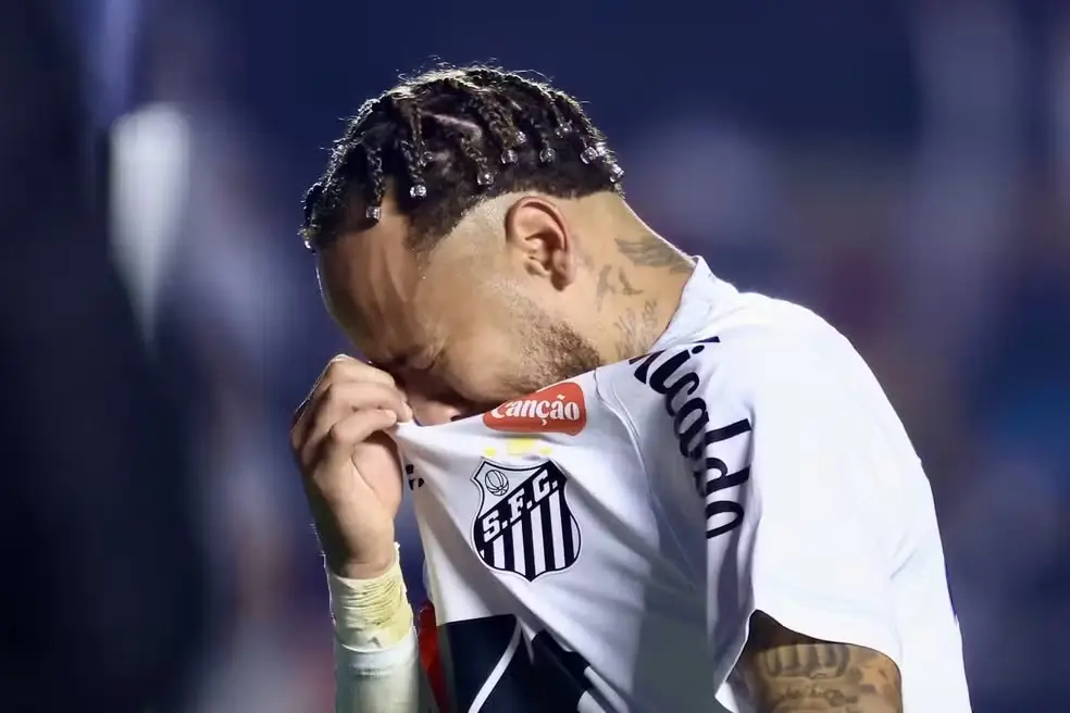 Neymar chora após o Santos levar goleada do Vasco e jogador é consolado por Diniz. Foto: Marcello Zambrana/AGIF