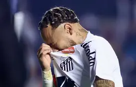 Neymar chora após o Santos levar goleada do Vasco e jogador é consolado por Diniz. Foto: Marcello Zambrana/AGIF (Foto: Lance!)