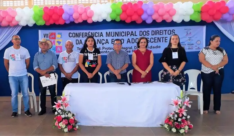 Prefeito Genival Bezerra na mesa honra.