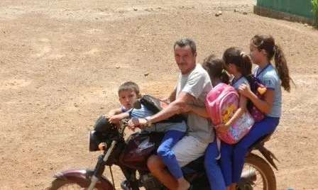 Pai levando filhos de volta pra casa - Localidade Canto da Palmeira