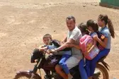 Pai levando filhos de volta pra casa - Localidade Canto da Palmeira (Foto: JornalEsp)
