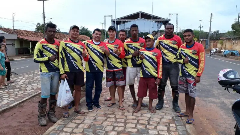 Prefeito Aurélio e integrantes da equipe Rasga Barro