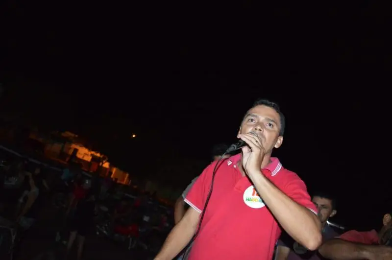 Vereador Erismar Nunes discursa durante o ato pró-Haddad, em Matias Olímpio  (Foto: Misael Sousa)