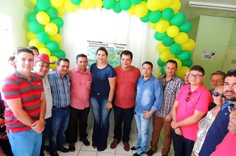 Prefeito Genival Bezerra, a Sec. Infraestrutura, Janaína Marques, Dr. Alderico Tavares e lideranças políticas.