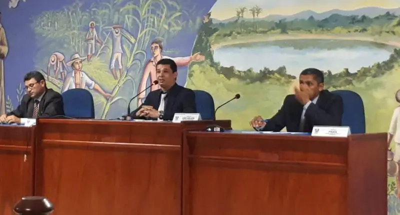 Presidente da Câmara João Arilson apresenta o projeto