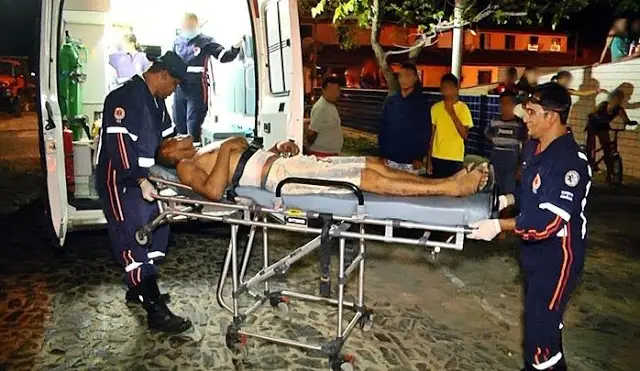 Vítima atendida pelo SAMU (Foto: Jornal da Parnaíba)