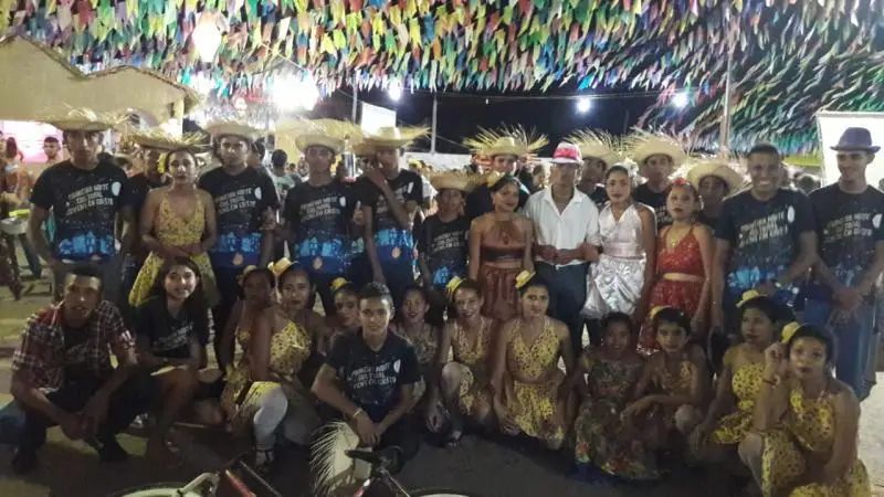 Quadrilha explosão junina, formada pelos jovens do grupo "Jovens em Cristo", após apresentação no Festival Cultural dos Cocais.