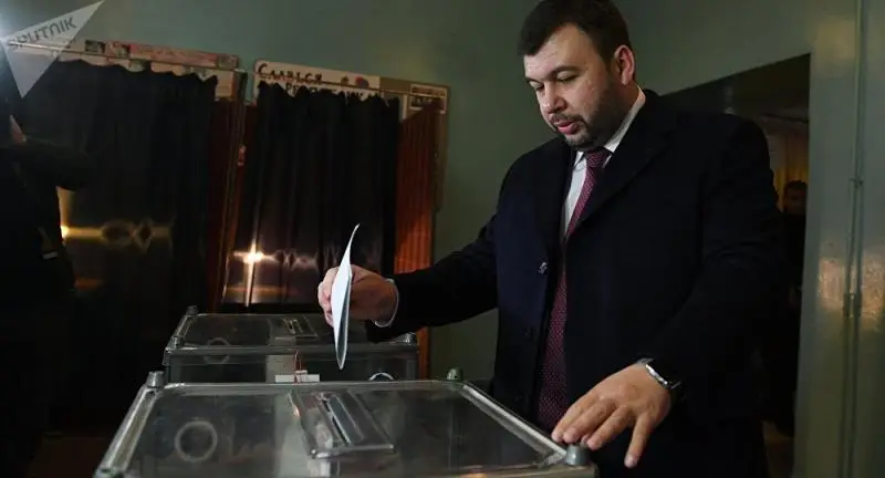 Créditos: © Sputnik / Valery Melnikov ° Líder interino vota durante as eleições na República.