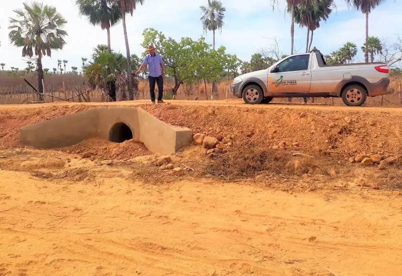 Secretário de Obras visitando a ponte construída.
