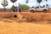Secretário de Obras visitando a ponte construída. (Foto: ASCOM-JP)
