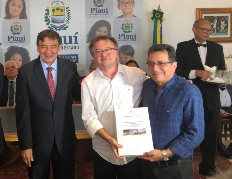Prefeito Genival Bezerra recebendo o documento.