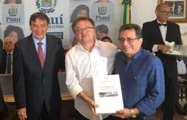Prefeito Genival Bezerra recebendo o documento. (Foto: ASCOM-PMJP)