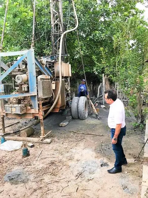 Prefeito Genival Bezerra visita perfuração de poço tubular.