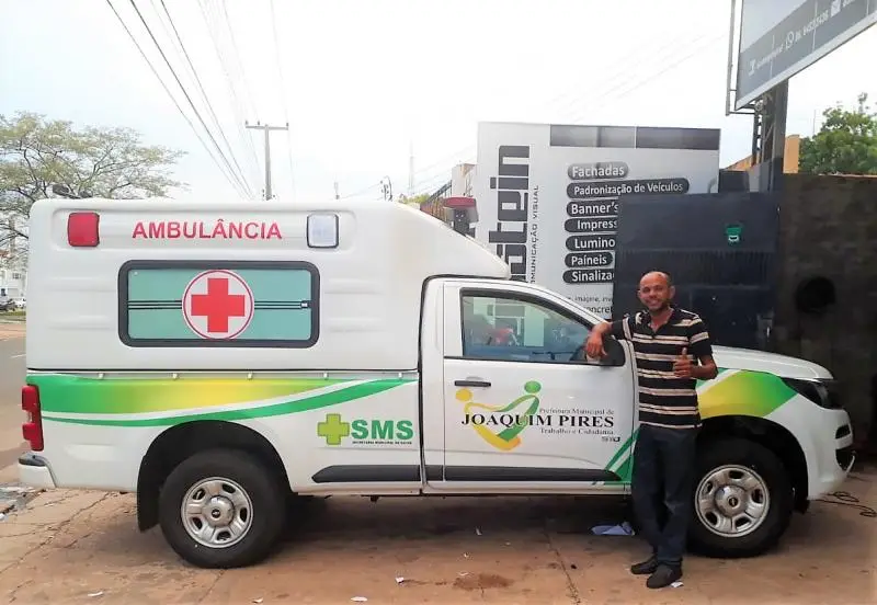 Motorista Francisco Izael recebendo o veículo.