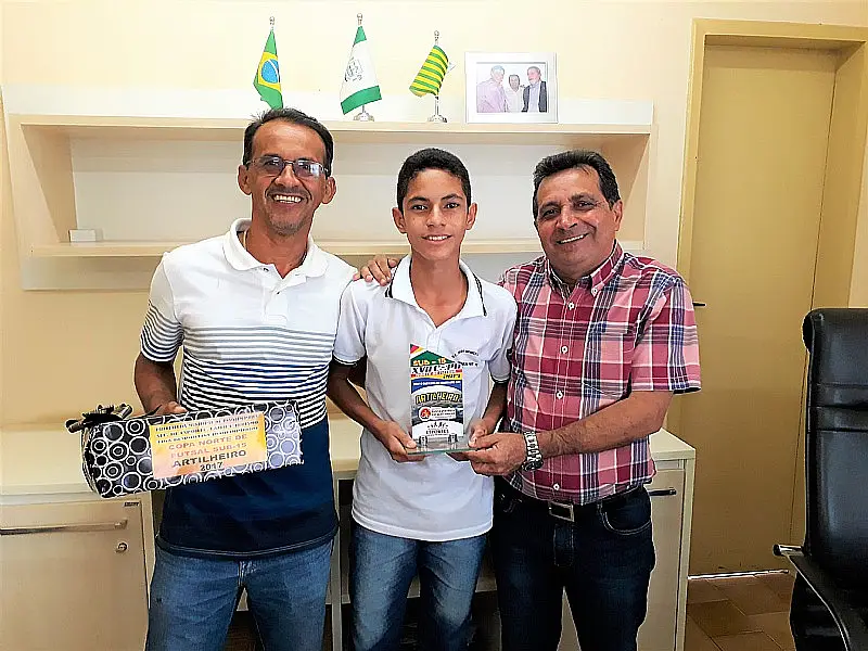 Sec. de Esportes, Chichico, o garoto Guilherme e o Prefeito Genival Bezerra.
