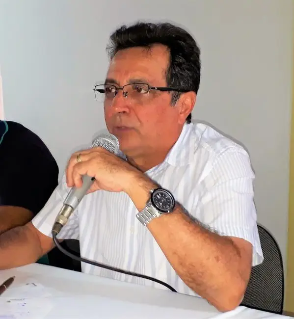 Prefeito Genival Bezerra.