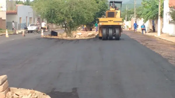 Aplicação do asfalto nas ruas da cidade