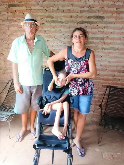 Antônia acompanhada de seus pais.