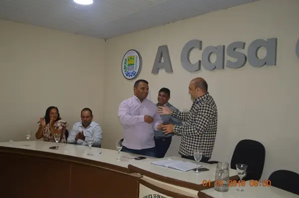 Natan Rosal passando o comando da casa legislativa para Elival Alves