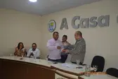 Natan Rosal passando o comando da casa legislativa para Elival Alves (Foto: Adelmir Andrade)