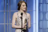 Emma Stone foi a Melhor Atriz no 74º Globo de Ouro - Foto: reprodução (Foto: Veja)