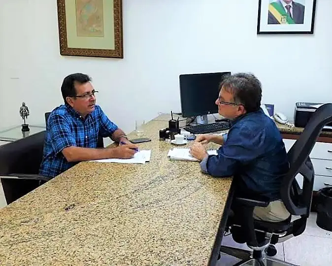 Prefeito Genival Bezerra e o secretário de governo Merlong Solano. 