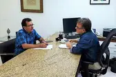 Prefeito Genival Bezerra e o secretário de governo Merlong Solano.  (Foto: ASCOM-JP)