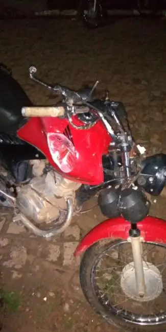 Motocicleta colidiu fortemente com um poste  (Foto: Pedro Filho)