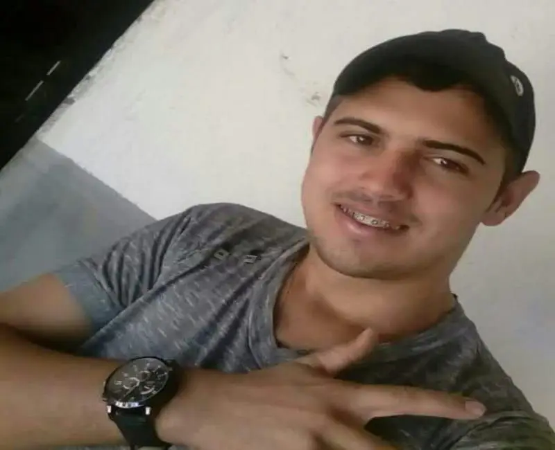 Carlos Henrique foi assassinado após dar carona (Foto: G1)
