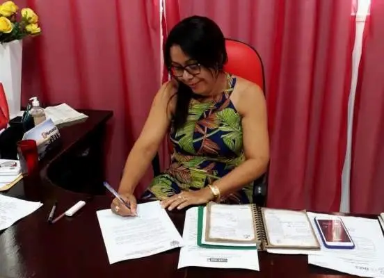 Prefeita Doquinha assinando o projeto