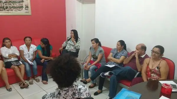 Reunião no gabinete da prefeita para tratar sobre temas para rodas de conversa com a juventude