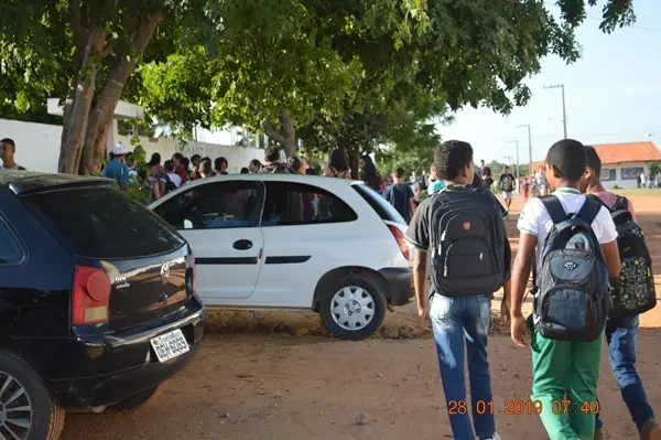 Alunos indo para a escola