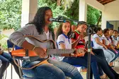 Lorrany tocando e cantando na Escola Ceepru (Foto: Escola CEEPRU)