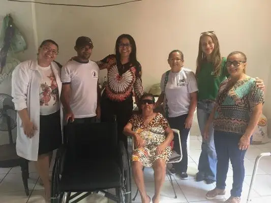 Gestores fazendo a entrega das cadeiras de rodas