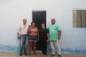 Moradora do bairro Liberdade, recebendo a chave de sua casa, das mãos da prefeita Vilma Lima e do secretário Abdoral Melo  (Foto: )