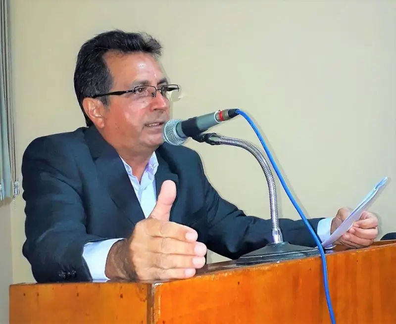 Prefeito Genival Bezerra.