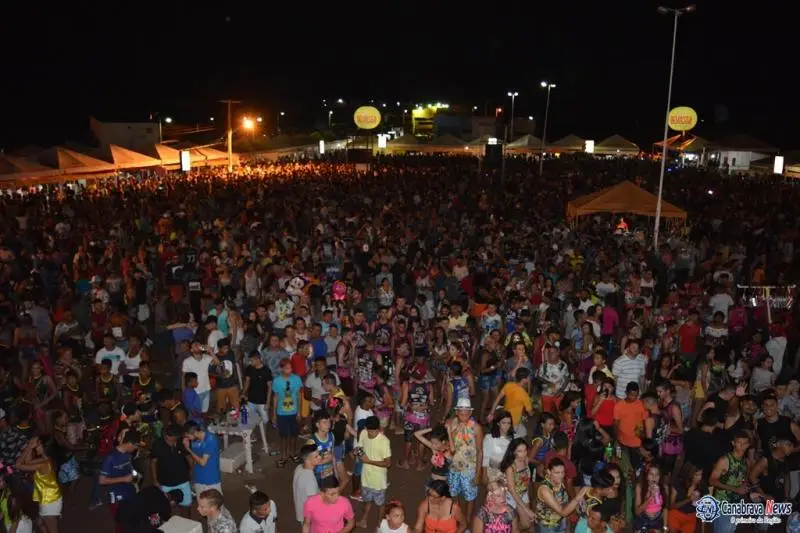 Púbico durante a primeira noite de carnaval. (Foto: Antonio Rocha) 