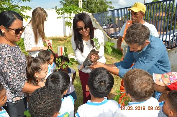 Prefeita Doquinha com as crianças plantando a árvore