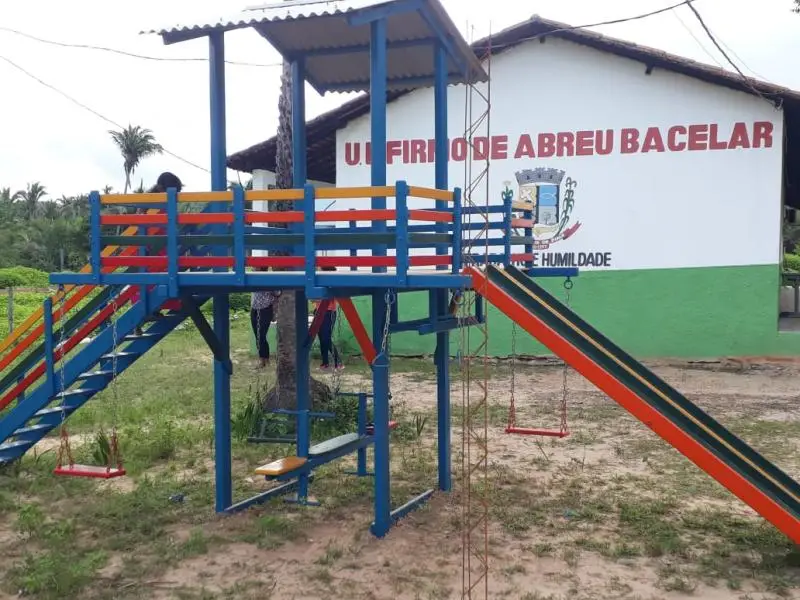 Brinquedo de recreação nas escolas do município