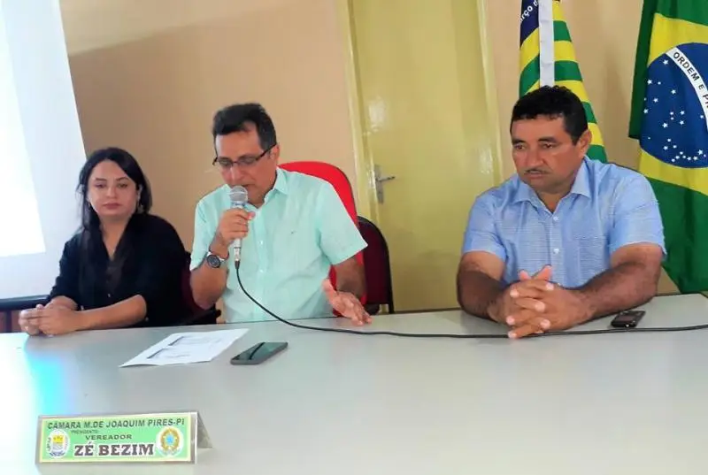 Contadora Karen Azevedo, prefeito Genival Bezerra e o presidente da CM Zé Bezim.
