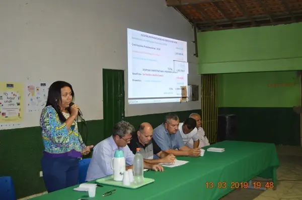 Prefeita Doquinha em reunião com servidores