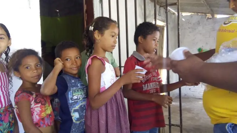 Crianças na fila para a merenda 