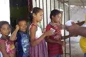 Crianças na fila para a merenda  (Foto: )