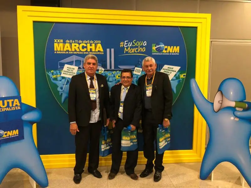 Prefeito Genival Bezerra ao lado de gestores públicos.