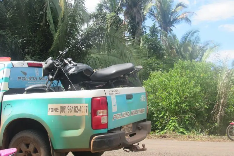 Veículo recuperado pela polícia de São João do Arraial  (Foto: Leônidas Silva)